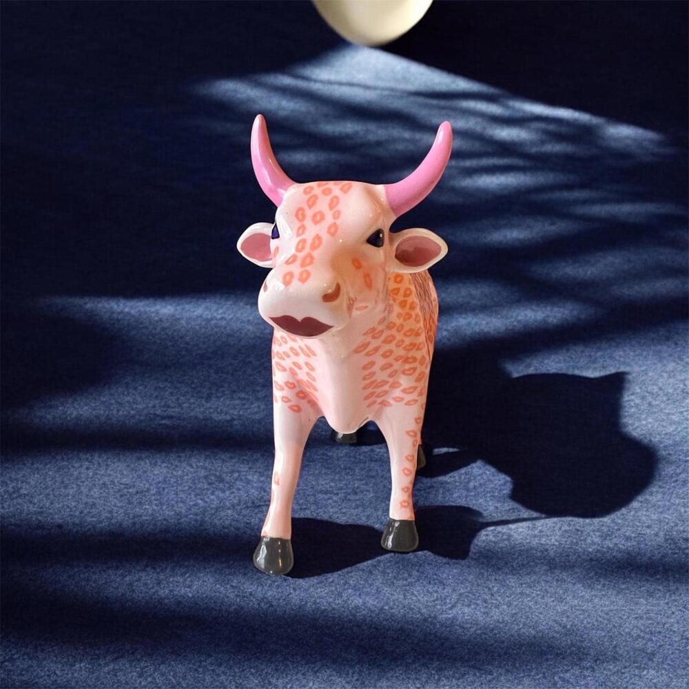 Cow Parade “SMOOch” Ceramic Cow Figurine (2001) –  Collectible with Original Box